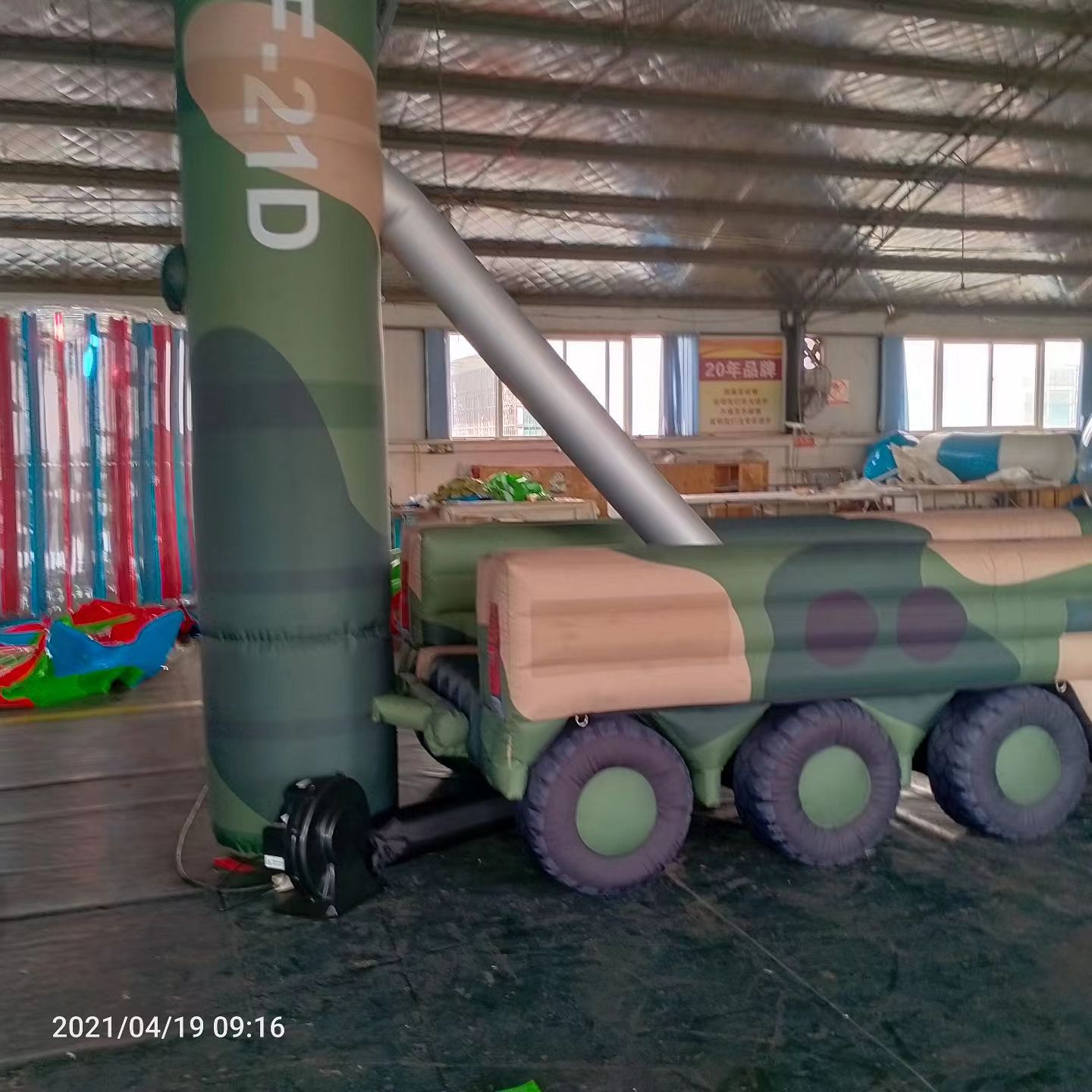 西秀军事演习中的充气目标车辆：模拟发射车雷达车坦克飞机